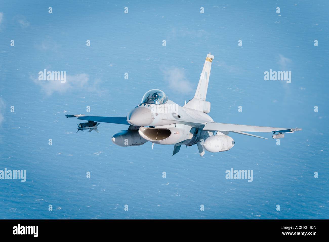 Una Hellenic Air Force F-16 Fighting Falcon, durante l'addestramento aria-aria con la Marina degli Stati Uniti come parte di Neptune Strike 3 febbraio 2022 sul Mar Ionio. L'esercizio della NATO fa parte delle recenti mosse militari volte a scoraggiare il coinvolgimento della Russia in Ucraina. Foto Stock