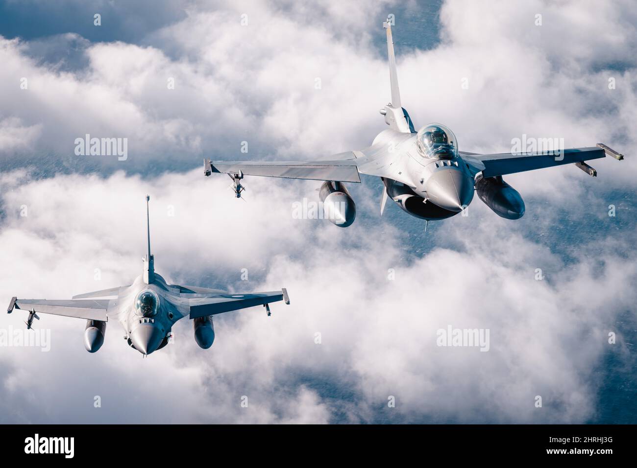 Hellenic Air Force F-16 Fighting Falcon Fighter Jets, durante l'addestramento aria-aria con la Marina degli Stati Uniti come parte di Neptune Strike 3 febbraio 2022 sul Mar Ionio. L'esercizio della NATO fa parte delle recenti mosse militari volte a scoraggiare il coinvolgimento della Russia in Ucraina. Foto Stock