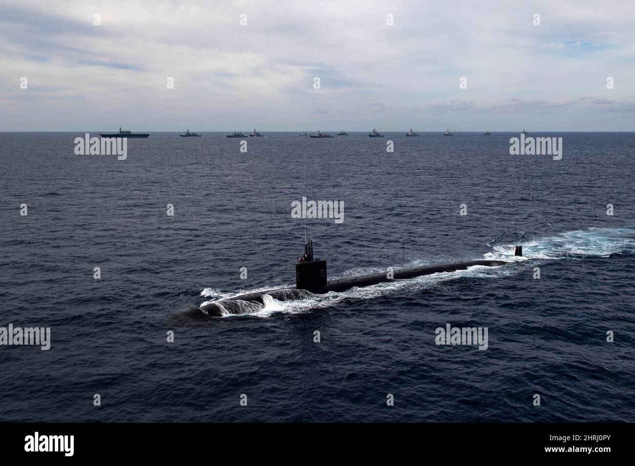 Un sottomarino di classe Taigei della forza di autodifesa marittima del Giappone e 12 navi dalla Royal Australian Navy, Royal Canadian Navy, German Navy, Japan Maritime Self-Defense Force e U.S. Navy navigano in formazione durante l'esercizio ANNUALEX 21 novembre 21, 2021 nel Mare delle Filippine. Foto Stock