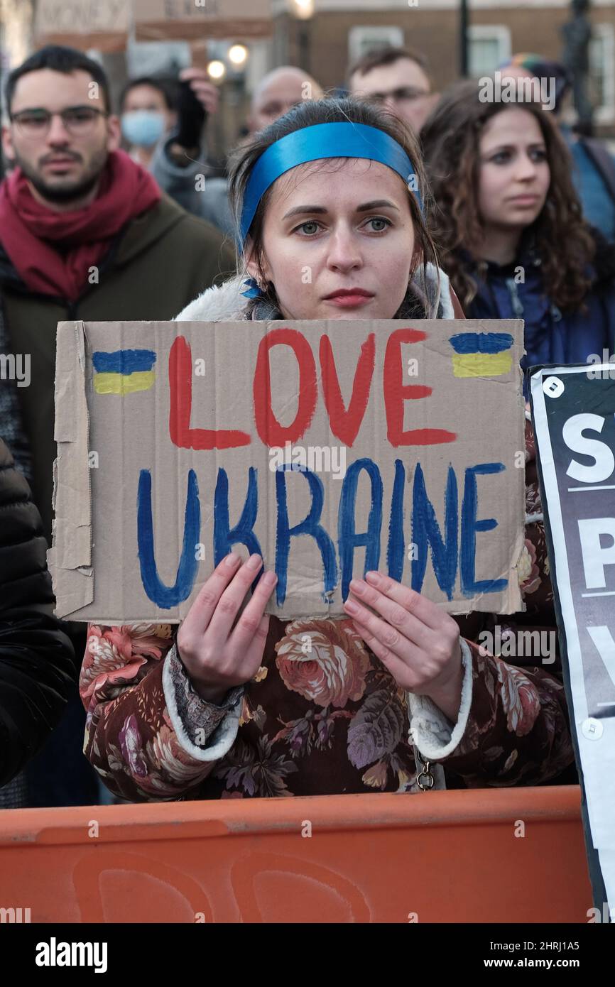 Love Ukraine - giovane protestore che tiene la targa a Whitehall, Londra Foto Stock