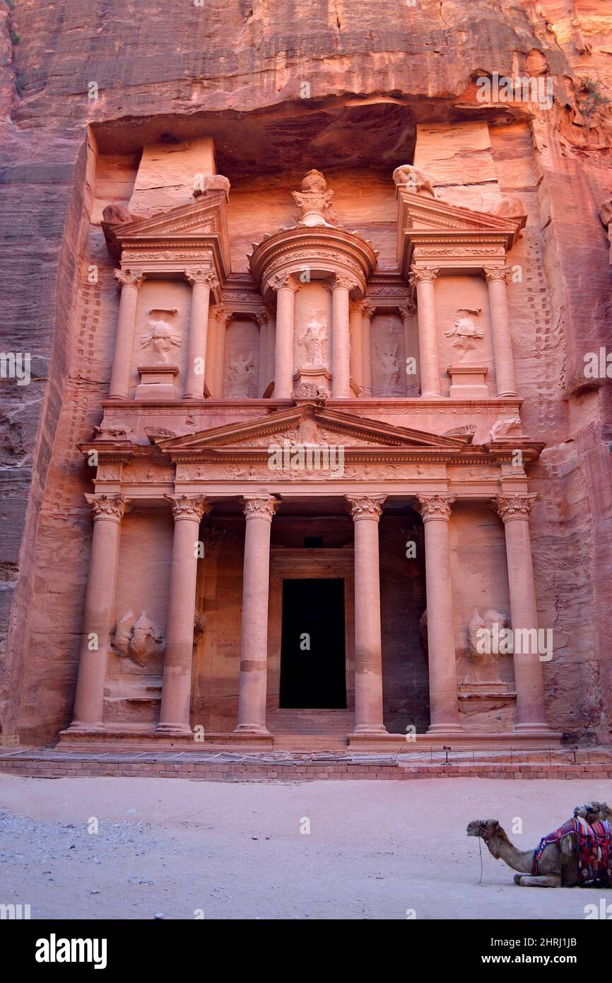 Antica città rocciosa di Petra - al-Khazneh - tempio, tesoro, sito archeologico scolpito in arenaria, Siq canyon, Giordania. Foto Stock