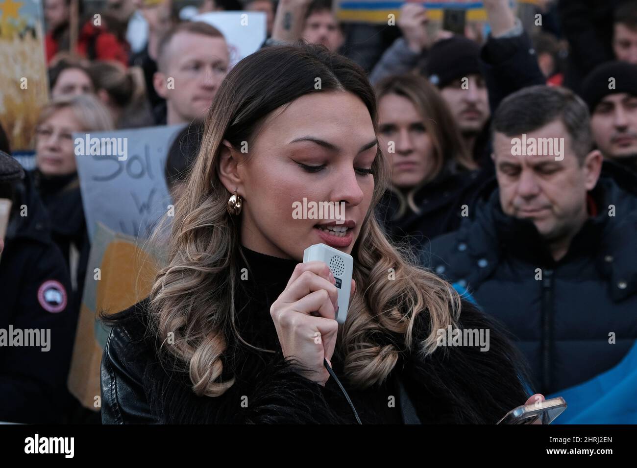 Parlando fuori - protesta (Paulina Thomson) che parla per protesta contro l'invasione russa dell'Ucraina. Foto Stock