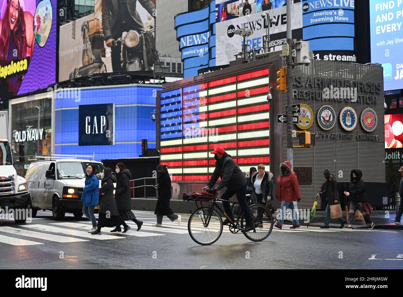 La gente cammina a Times Square come il freddo causa ghiaccio il 25 febbraio 2022 a New York. Foto Stock