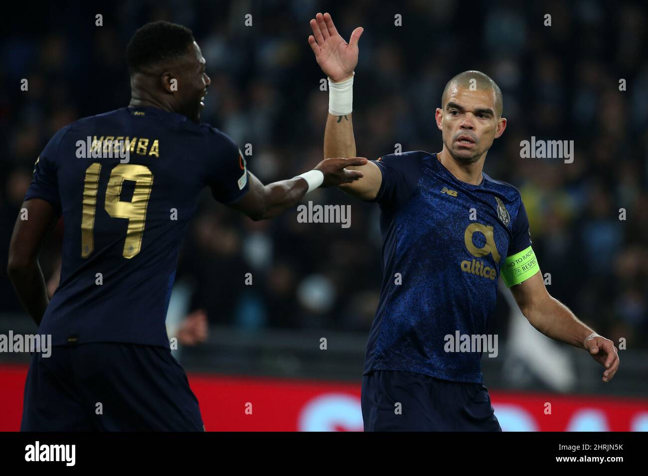 Roma, Italia. 24th Feb 2022. Chancel Mbemba (Porto) e Mateus Uribe (Porto) durante la partita di Knockout round di Europa League tra SS Lazio e Futebol Clube do Porto allo Stadio Olimpico il 24 febbraio 2022 a Roma, Italia. (Foto di Giuseppe fama/Pacific Press/Sipa USA) Credit: Sipa USA/Alamy Live News Foto Stock