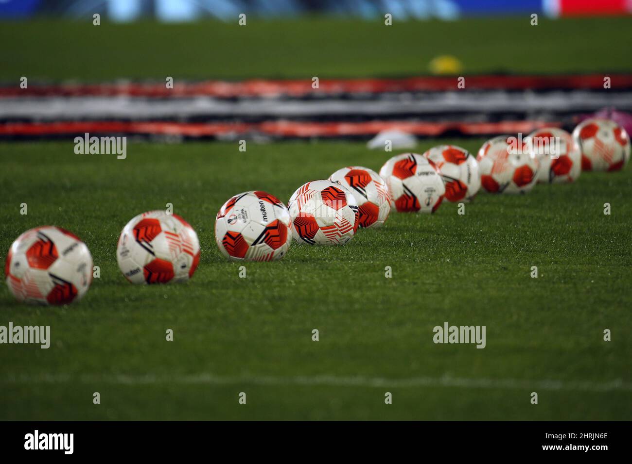 Roma, Italia. 24th Feb 2022. Una vista di una fila di palline in campo prima dei play-off del round di Knockout della partita di Europa League tra SS Lazio e Futebol Clube do Porto allo Stadio Olimpico il 24 febbraio 2022 a Roma, Italia. (Foto di Giuseppe fama/Pacific Press/Sipa USA) Credit: Sipa USA/Alamy Live News Foto Stock