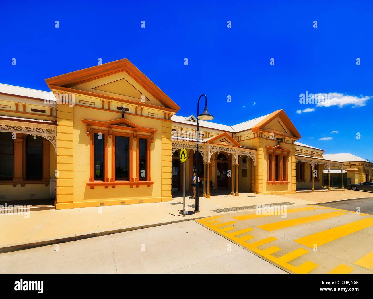 Ingresso e facciata della stazione ferroviaria di Wagga Wagga sotto il cielo blu. Foto Stock