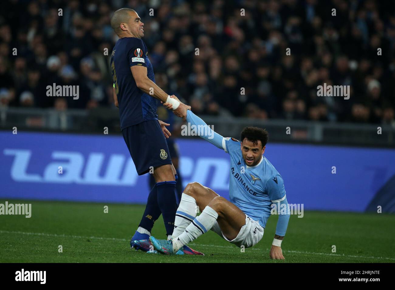 Roma, Italia. 24th Feb 2022. Mateus Uribe (Porto) aiuta Felipe Anderson (Lazio) durante il round di Knockout della partita Europa League tra SS Lazio e Futebol Clube do Porto allo Stadio Olimpico il 24 febbraio 2022 a Roma, Italia. (Foto di Giuseppe fama/Pacific Press/Sipa USA) Credit: Sipa USA/Alamy Live News Foto Stock
