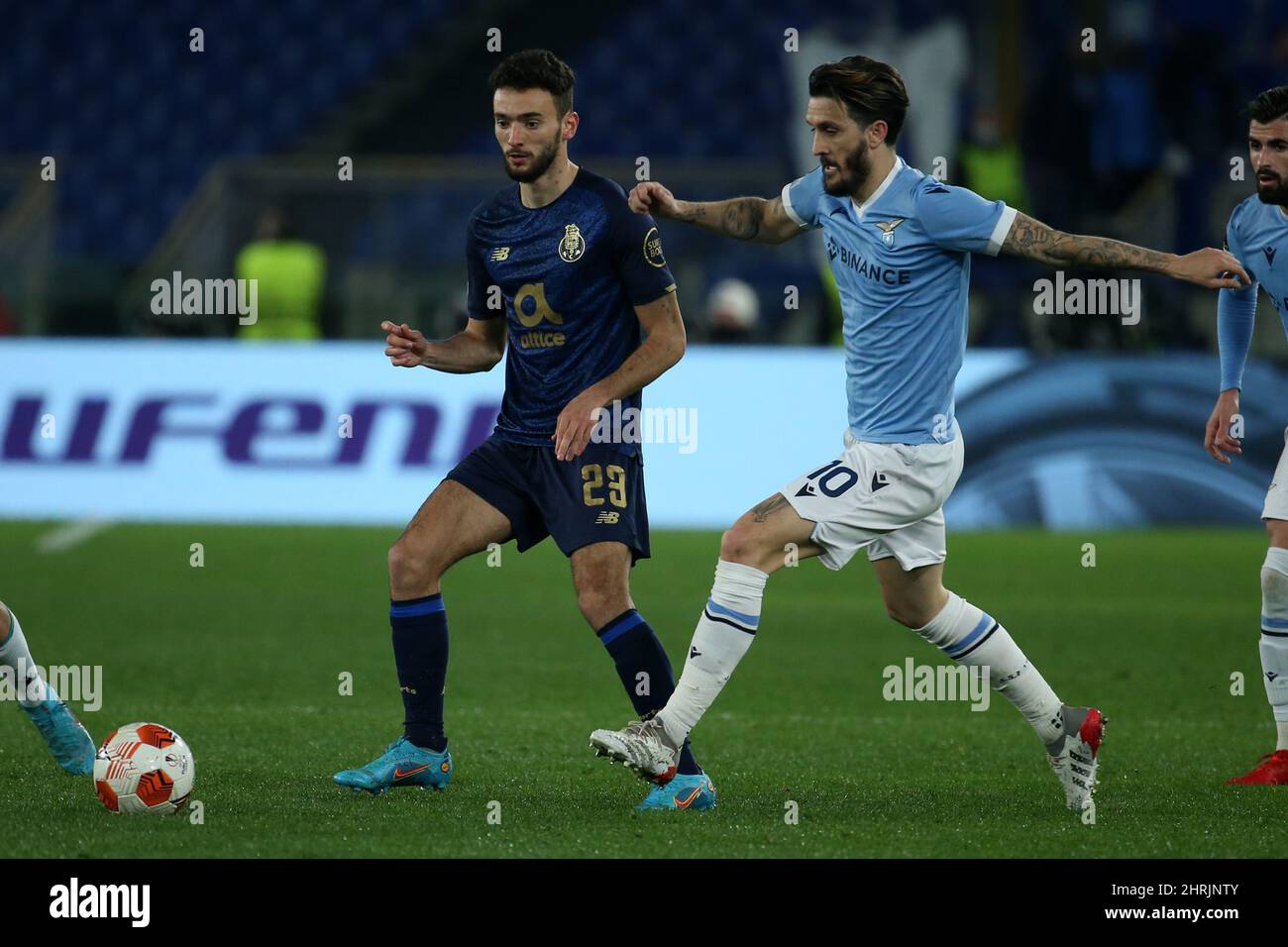 Roma, Italia. 24th Feb 2022. Joao Mario (Porto) e Luis Alberto (Lazio) gareggiano per la palla durante il round di Knockout della partita Europa League tra SS Lazio e Futebol Clube do Porto allo Stadio Olimpico il 24 febbraio 2022 a Roma. (Foto di Giuseppe fama/Pacific Press/Sipa USA) Credit: Sipa USA/Alamy Live News Foto Stock