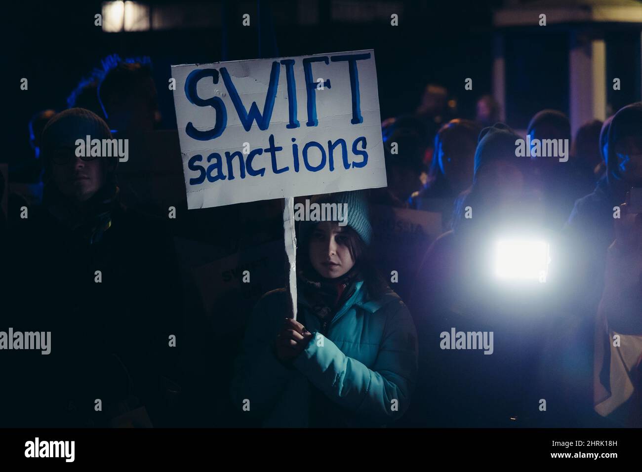 Varsavia, Polonia - 25 febbraio 2022: Protesta contro l'invasione russa dell'Ucraina di fronte all'ambasciata tedesca nella città di Varsavia Foto Stock