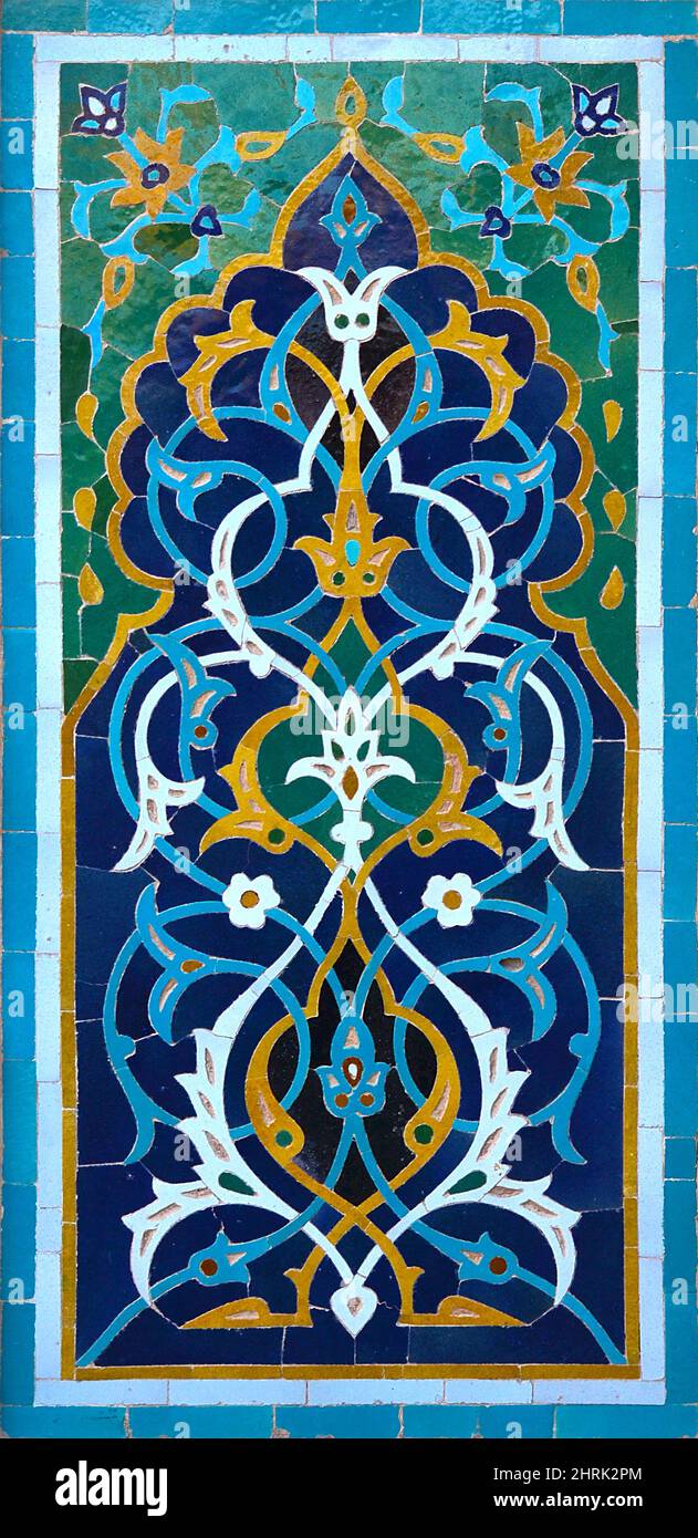 Vecchie piastrelle in ceramica tradizionale, motivi di fiori e ornamenti, sulla parete della moschea di Yazdu, Iran. Foto Stock