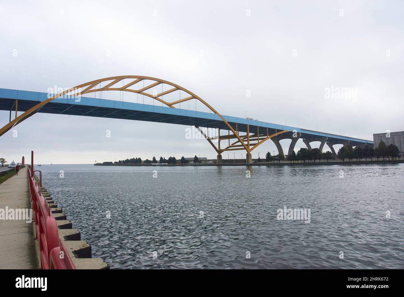 L'Hoan Bridge sull'insenatura del fiume Milwaukee a Milwaukee, Wisconsin USA. Foto Stock