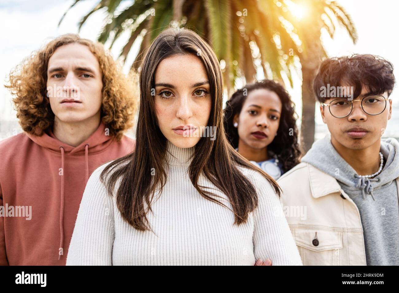 Ritratto di infelice gruppo di giovani millenni Foto Stock