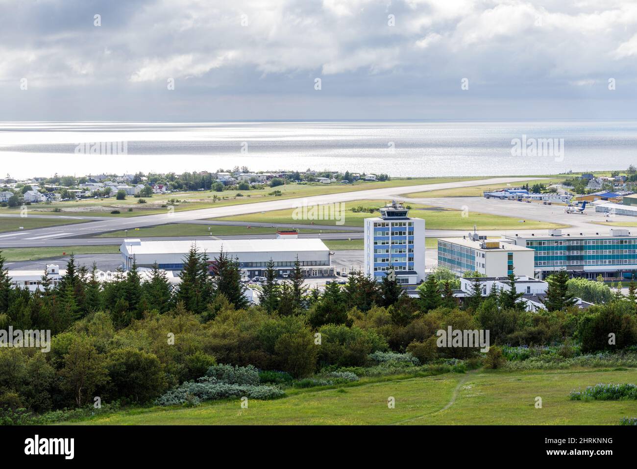 Vista di un piccolo aeroporto vicino alla costa in una nuvolosa giornata estiva Foto Stock