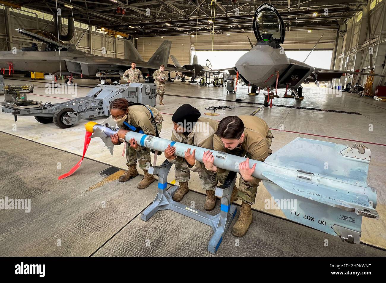 Base dell'aeronautica di Eglin, Florida, USA. 11th Feb 2022. Un team di 43rd Fighter Generation Squadron solleva UN AIM-9 durante la competizione di carico di armi per unità dal 11 febbraio alla base dell'aeronautica Eglin, la Fl. due squadre hanno gareggiato per vedere chi poteva caricare un AIM-120, UN AIM-9 e pula e lanciarsi sul loro F-22 Raptor il più veloce e con il minor numero di errori. Il vincitore verrà annunciato in occasione della cerimonia di premiazione annuale dell'unità. Credit: U.S. Air Force/ZUMA Press Wire Service/ZUMAPRESS.com/Alamy Live News Foto Stock