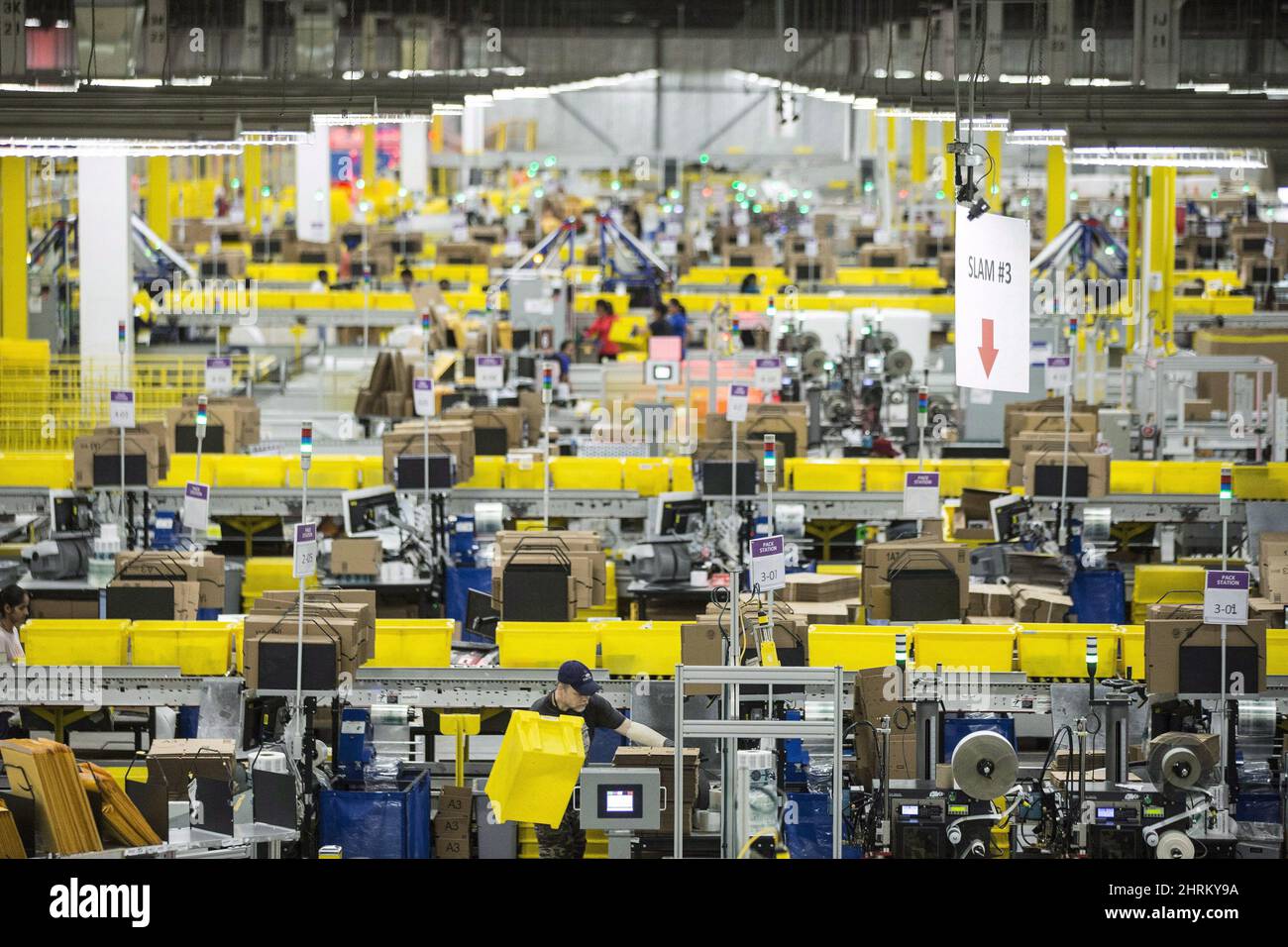 I dipendenti lavorano presso il centro Amazon Fulfillment di Brampton, Ont.  Il 26 novembre 2018. Amazon dice che prevede di costruire il suo primo  centro di adempimento in Quebec nel quartiere Lachine