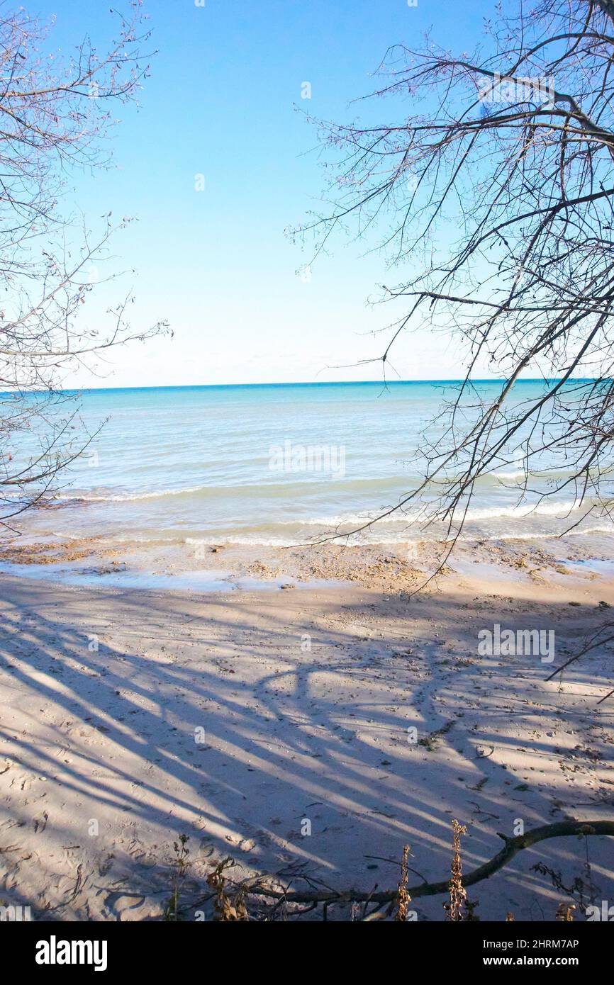 Lago Michigan in inverno da Harrignton Beach state Park, Belgio, Wisconsin. Foto Stock