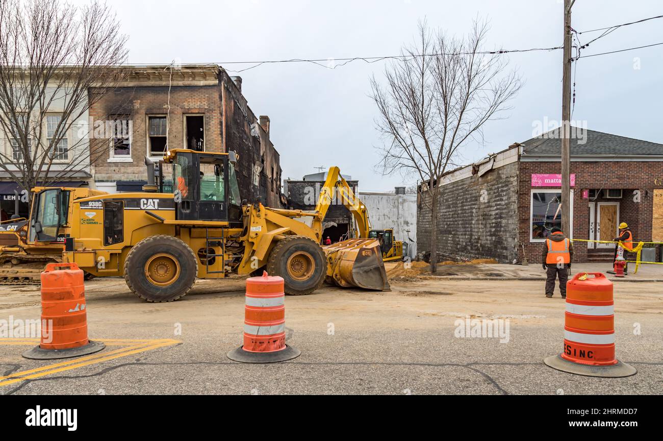 Attrezzature pesanti che lavorano dopo l'incendio del Sag Harbor Cinema nel 2016 Foto Stock