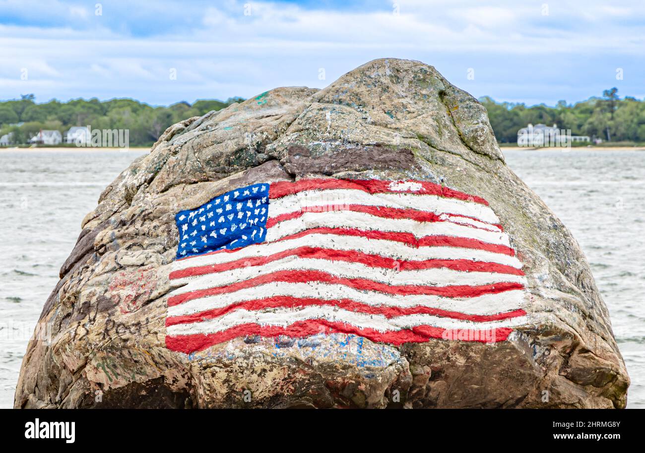 Una bandiera americana dipinta su un grande masso a Shelter Island, NY Foto Stock