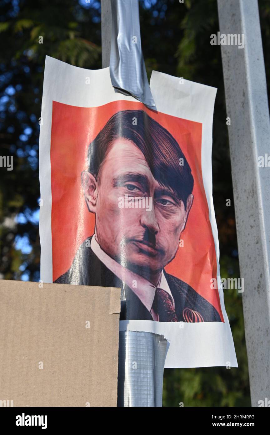 Brno, Cr. 25th febbraio, 2022.Placard che mostra Putin come Hitler durante la protesta contro l'invasione russa in Ucraina al di fuori del consolato russo a Brno, Repubblica Ceca, 25 febbraio 2022. Credit: Igor Zehl/CTK Photo/Alamy Live News Foto Stock