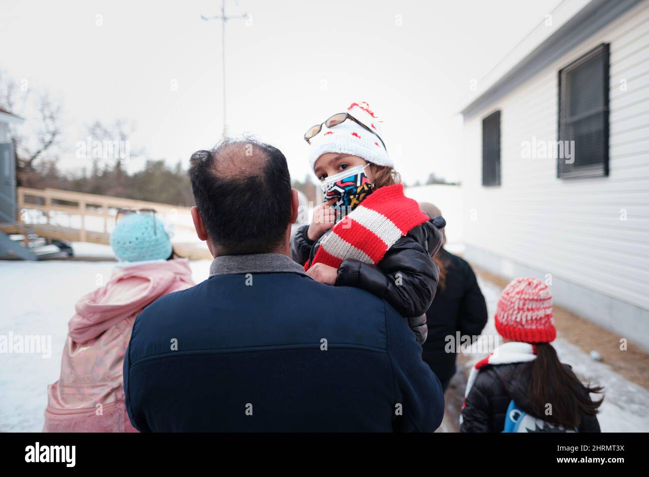 Fort McCoy, Wisconsin, Stati Uniti. 15th Feb 2022. L'ultima famiglia di ospiti afghani parte Fort McCoy, Wisconsin, 15 febbraio 2022 per terminare la missione di benvenuto Operation Allees presso il forte. Il Dipartimento della Difesa, attraverso il comando del Nord degli Stati Uniti, e a sostegno del Dipartimento della sicurezza interna, sta fornendo trasporto, alloggio temporaneo, screening medico, e supporto generale per almeno 50.000 ospiti afghani in strutture adeguate, in strutture permanenti o temporanee, il più rapidamente possibile. Questa iniziativa fornisce agli ospiti afghani un sostegno essenziale in luoghi sicuri al di fuori dell'Afghanistan. Foto Stock