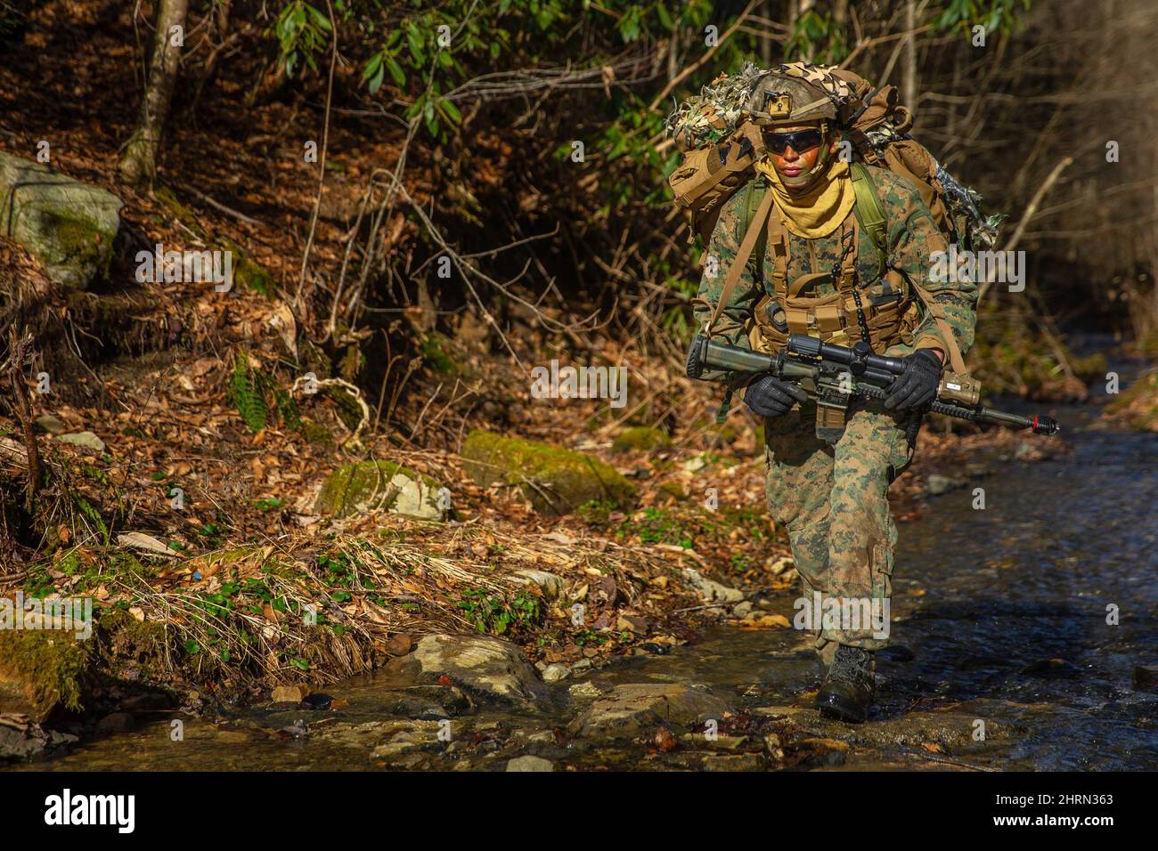 Virginia Occidentale, Stati Uniti. 10th Feb 2022. CPL del corpo marino degli Stati Uniti. Alex Ray, un Dinwiddie, Virginia, nativo e rifleman con Bravo Company, 1st Battaglione, 2D Regiment Marino, 2D Divisione Marina (MARDIV), attraversa un ruscello durante un'escursione tattica per un esercizio di montagna a Fola Mine, West Virginia, 10 febbraio 2022. Questo esercizio è la terza fase di un'evoluzione formativa specializzata per determinare l'efficacia del battaglione sperimentale di MARDIV 2D. Credit: U.S. Marines/ZUMA Press Wire Service/ZUMAPRESS.com/Alamy Live News Foto Stock