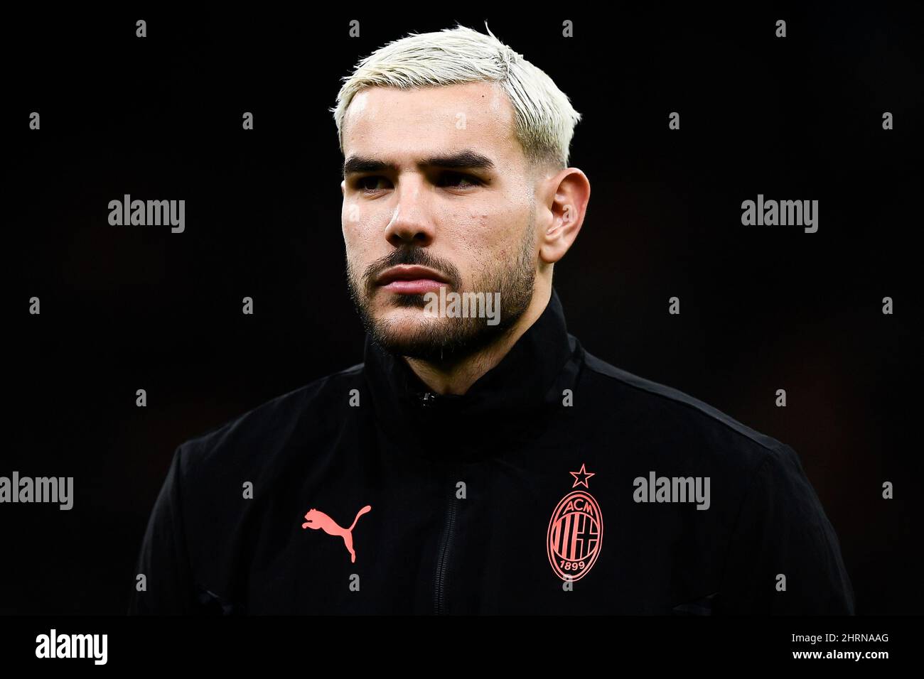 Milano, Italia. 25 febbraio 2022. Theo Hernandez dell'AC Milan guarda prima della Serie Una partita di calcio tra l'AC Milan e l'Udinese Calcio. Credit: Nicolò campo/Alamy Live News Foto Stock