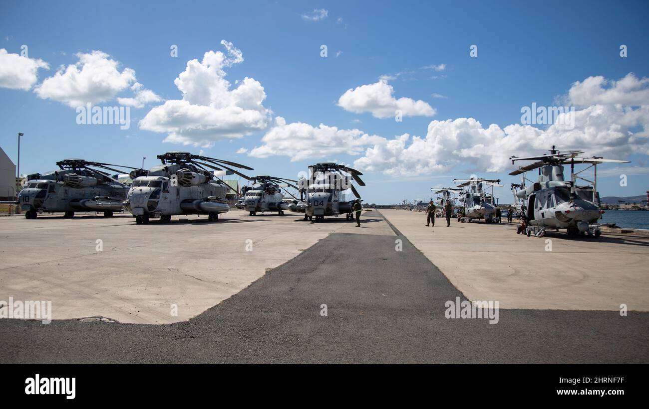 I Marines USA con Marine Aircraft Group 24, consegnano velivoli per il trasporto in California come parte di Deployment for Training (DFT) alla base navale di Pearl Harbor, Hawaii, 16 febbraio 2022. Il DFT è stato sviluppato per simulare il funzionamento in un ambiente implementato e per preparare l'unità a eventuali future situazioni che potrebbero verificarsi durante l'implementazione. (STATI UNITI Foto del corpo marino di CPL. Payne) Foto Stock