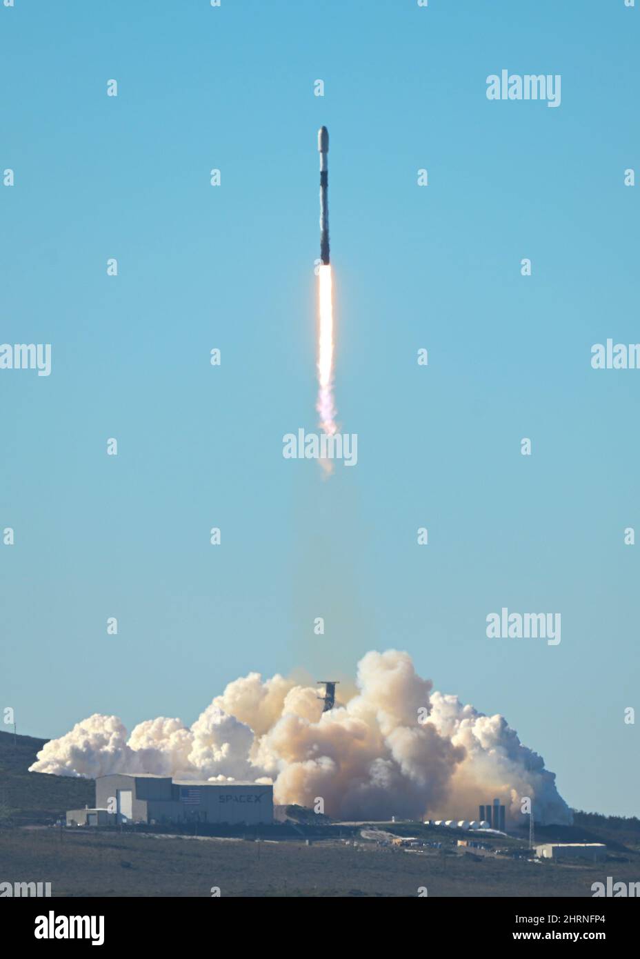 SpaceX Falcon 9 Booster, contenente 50 satelliti Starlink, lanciato in orbita terrestre bassa dal Vandenberg’s Space Launch Complex-4E, venerdì 25 febbraio 2022 alle 9:12 Pacific Standard Time. Foto Stock