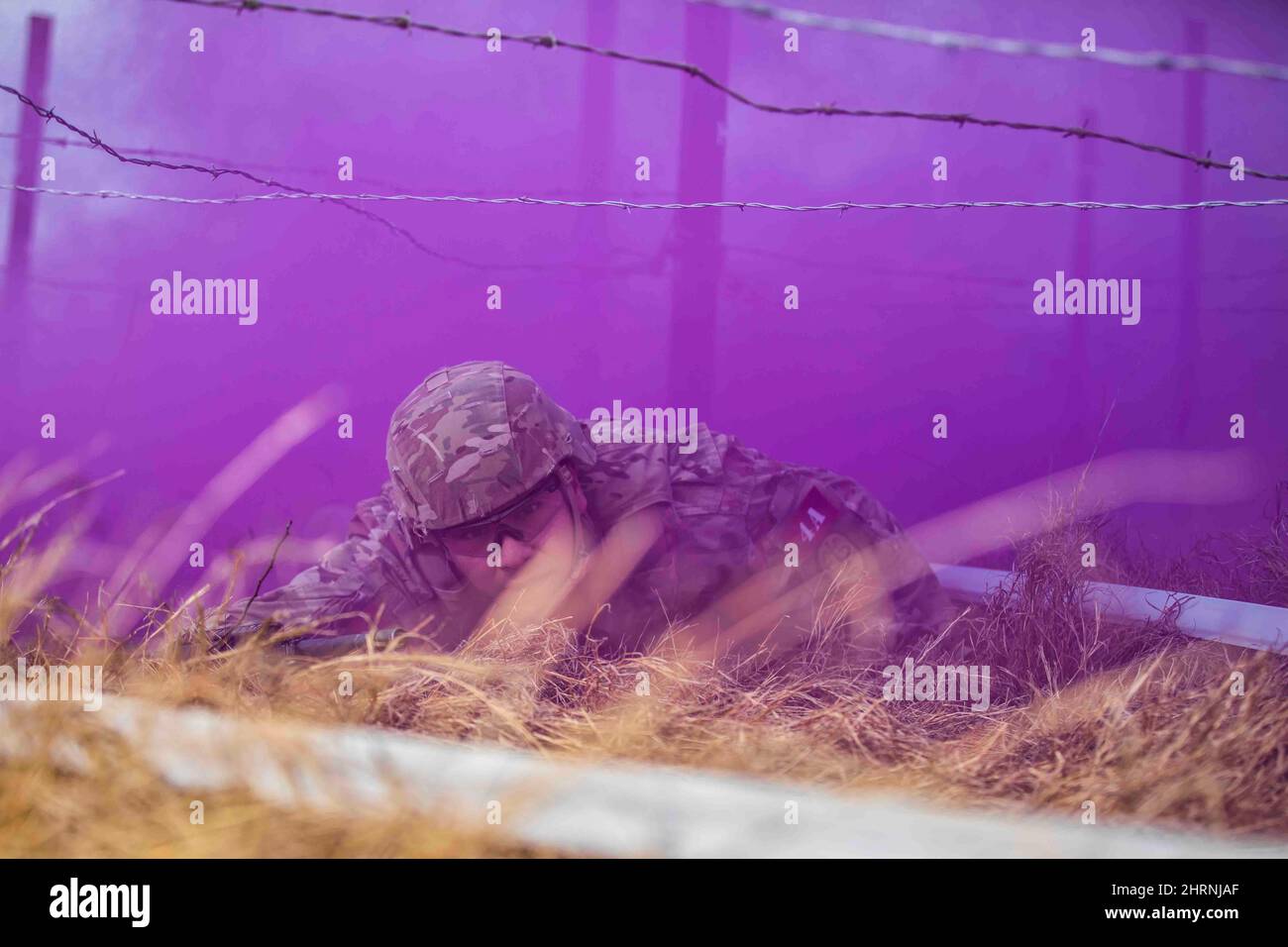 Fort Hood, Texas, Stati Uniti. 27th Jan 2022. Personale Sgt. Alejandro Preciado, Regional Health Command Europe, low crawls sotto il filo spinato partecipando all'evento mistero gennaio 27 durante il Jack L. Clark Jr., Army Best Medic Competition a Fort Hood, Texas. Credit: U.S. Army/ZUMA Press Wire Service/ZUMAPRESS.com/Alamy Live News Foto Stock