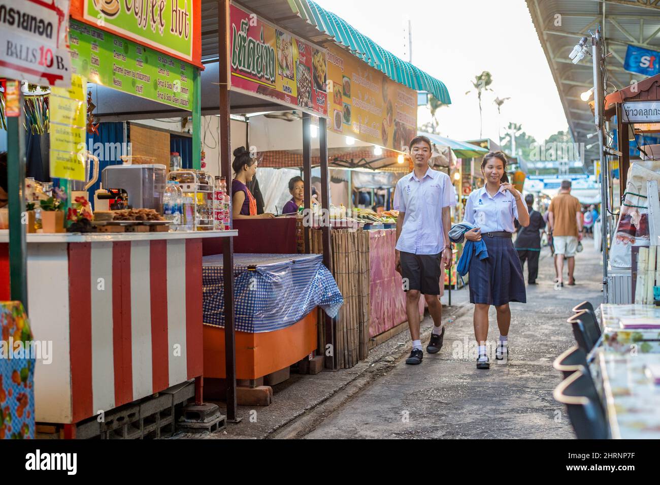 La gente cammina al Grand Night Market, che è uno dei numerosi mercati notturni di Hua Hin, Thailandia Foto Stock