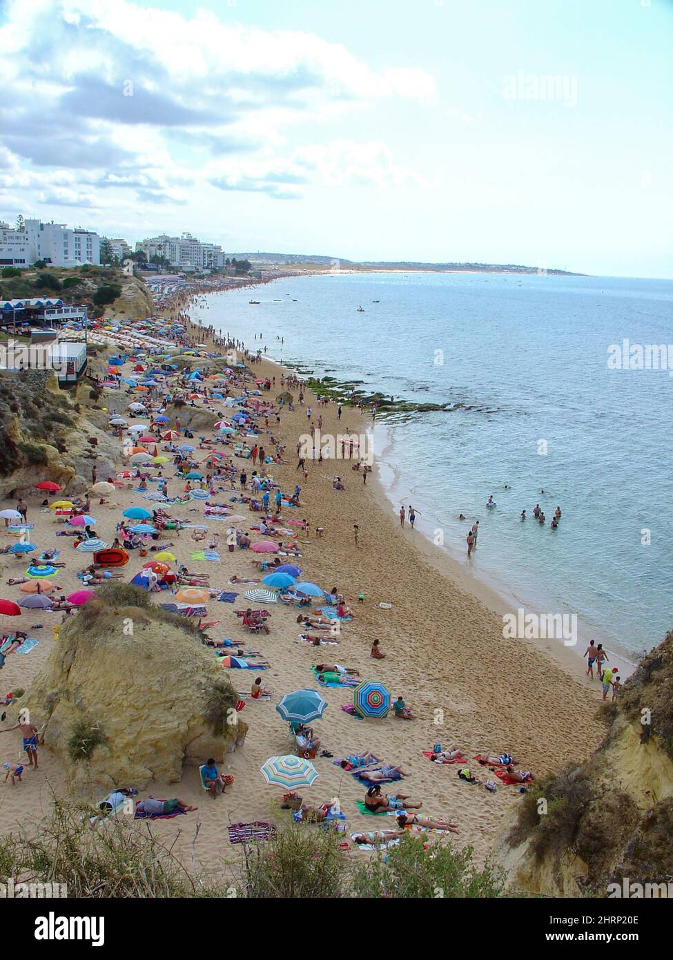 Spiaggia affollata con turisti nella stagione estiva. Foto Stock