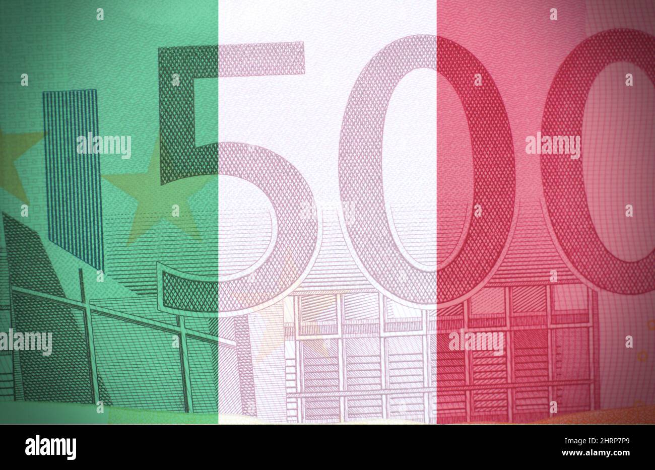 Bandiera italiana con una macro di una banconota da 500 euro. Concetto di economia italiana . Foto Stock