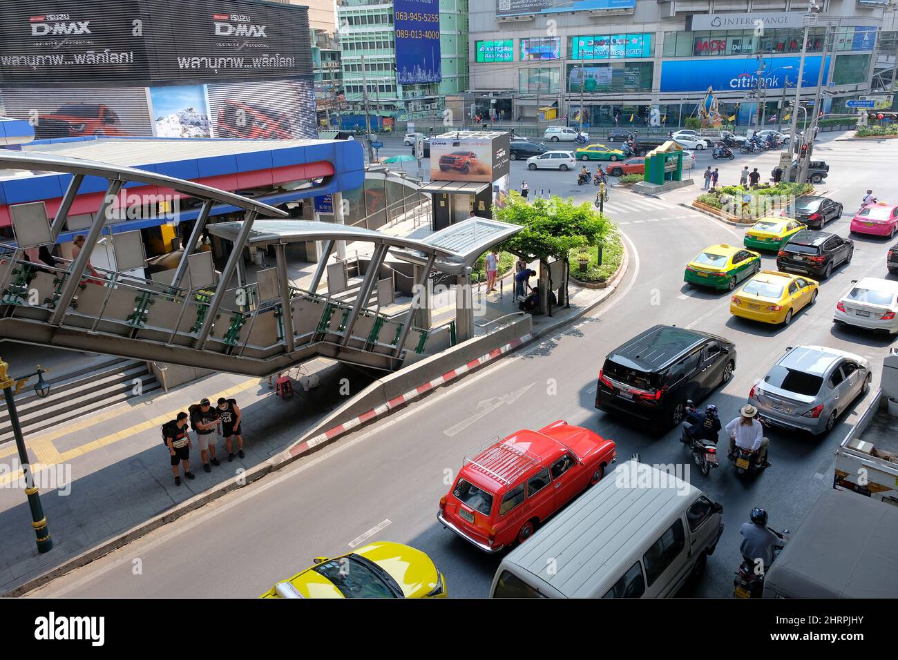 14 Mar 20 Bangkok: Traffico intenso all'incrocio di Asok, incrocio tra le strade Sukhumvit e Asok, il sabato mattina Foto Stock