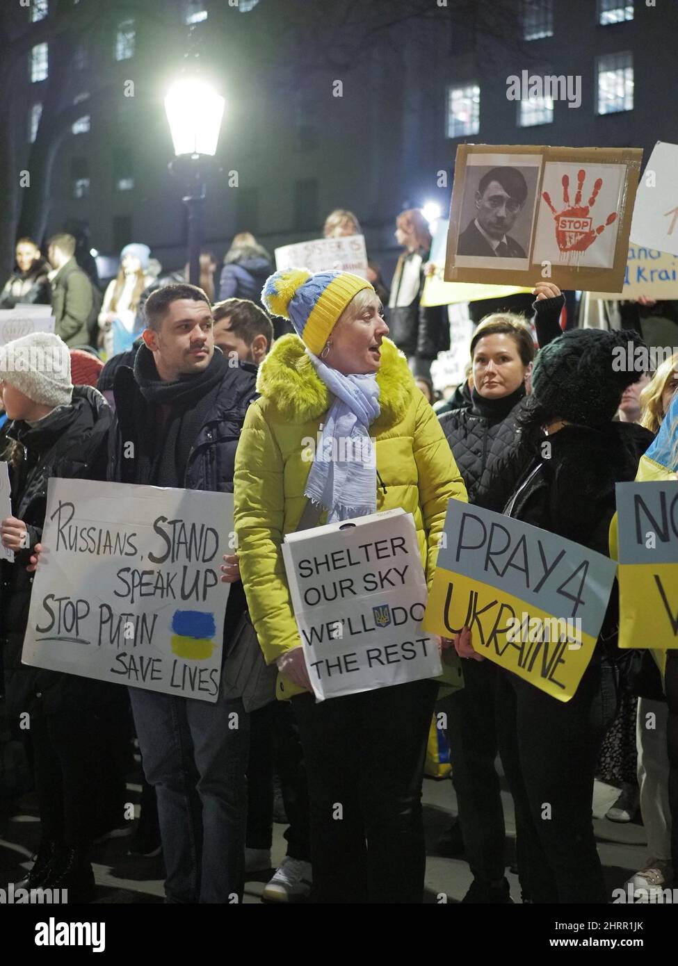 Londra. 25th febbraio 2022. Il secondo giorno dell'invasione russa dell'Ucraina. Downing Street protesta chiedendo ulteriori sanzioni contro la Russia per Foto Stock