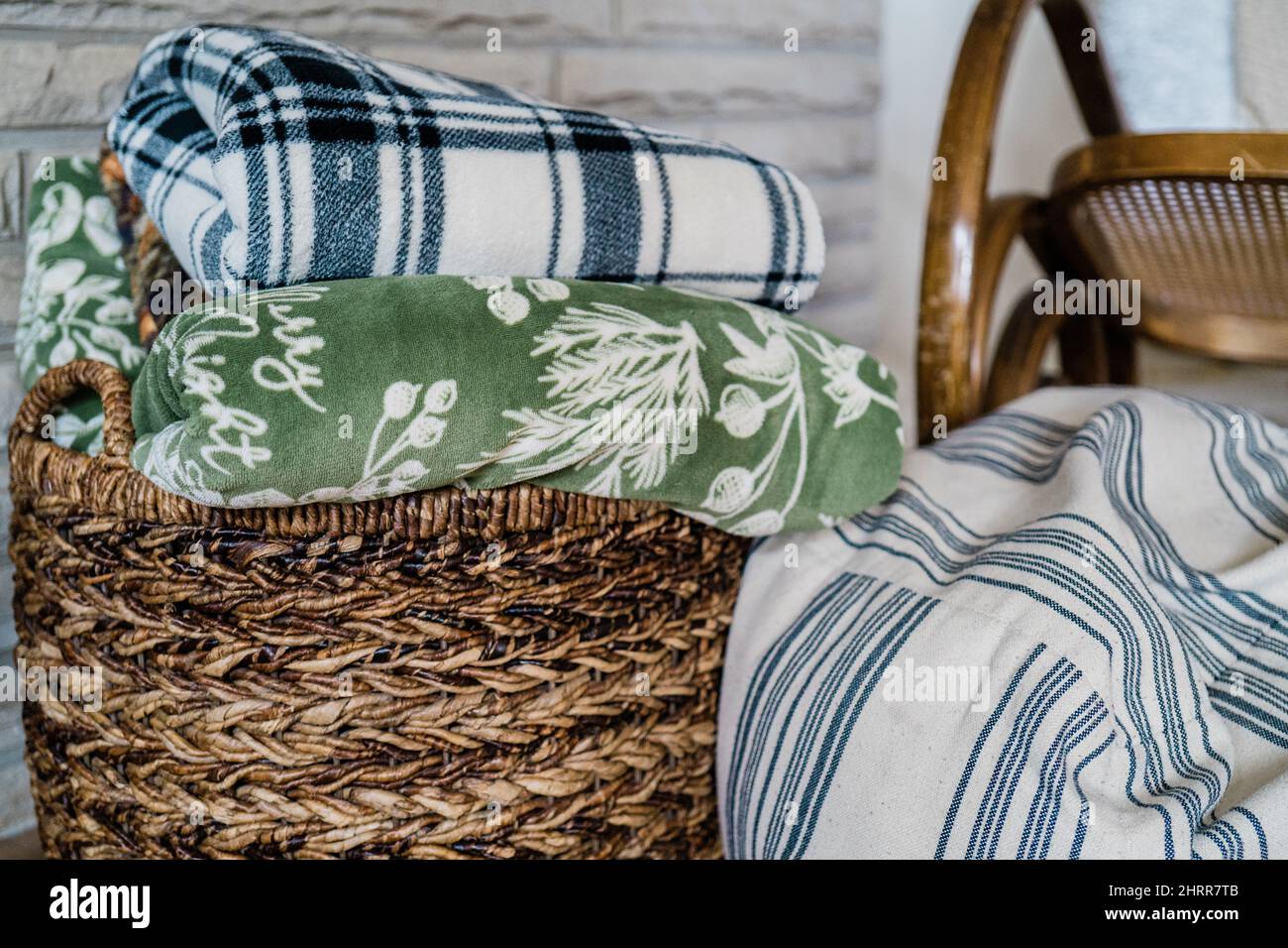 Un coperchio di spessore e colore diversi messo in un cestino di paglia Foto Stock