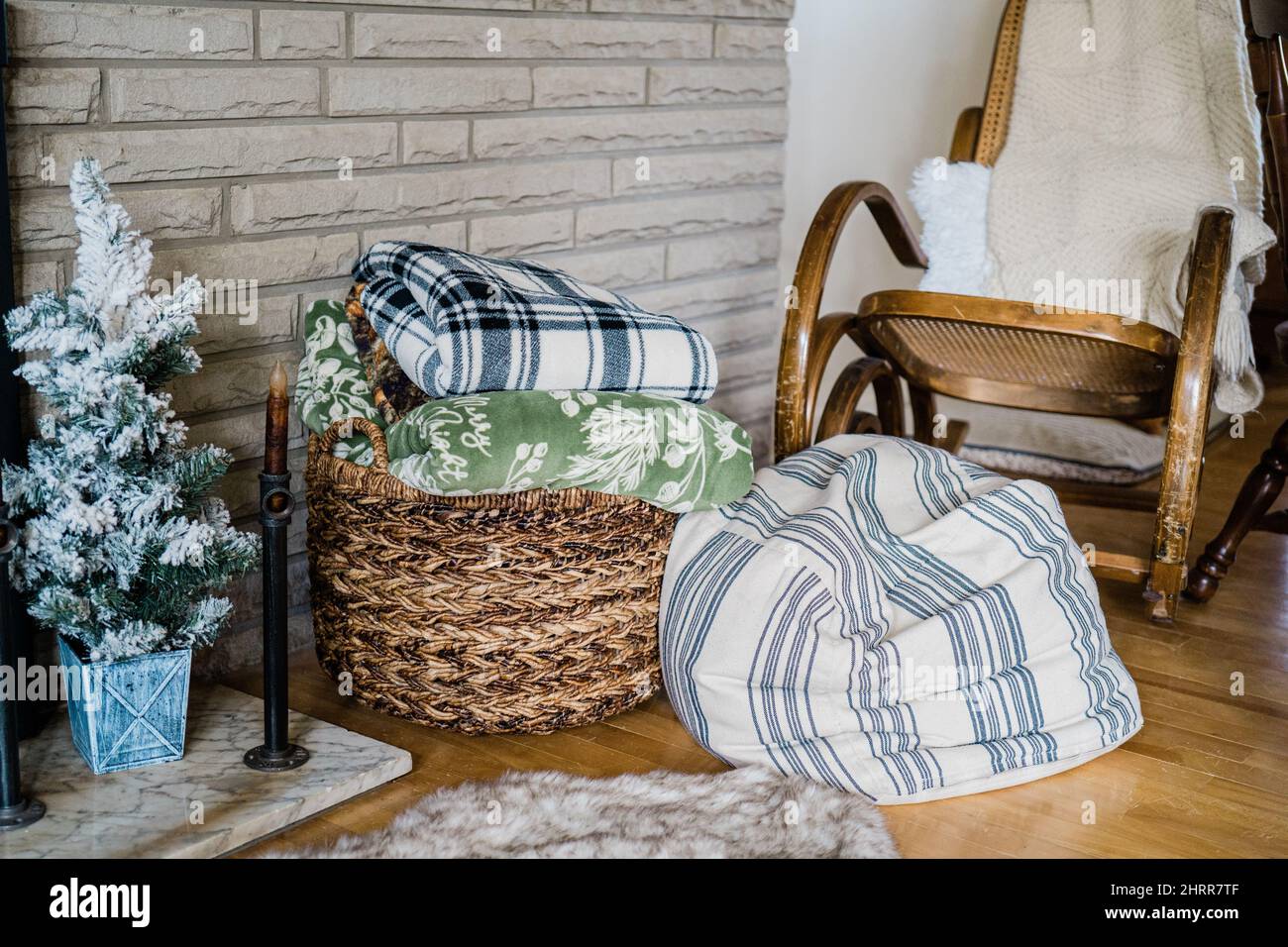 Copertine di diverso spessore e colore messo in una poltrona cesto di paglia sullo sfondo Foto Stock