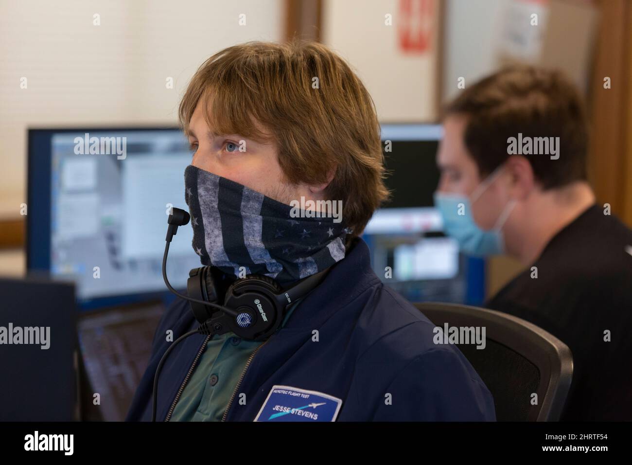 Arlington, Washington, Stati Uniti. 25th Febbraio, 2022. I membri del team di telemetria, Jesse Stevens (a sinistra) e Torin Vermette, comunicano con l'equipaggio di terra mentre preparano il prototipo di velivolo elettrico Alice per un test in taxi presso la sede di Eviation nell'aeroporto municipale di Arlington. Eviation prevede di effettuare il primo volo di Alice nelle prossime settimane in attesa di ulteriori preparativi per i test di volo e taxi. Credit: Paul Christian Gordon/Alamy Live News Foto Stock