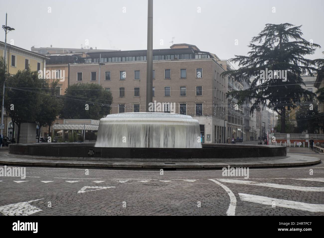 Primo piano di via terni di Cesare Battisti e camera di commercio con nebbia Foto Stock