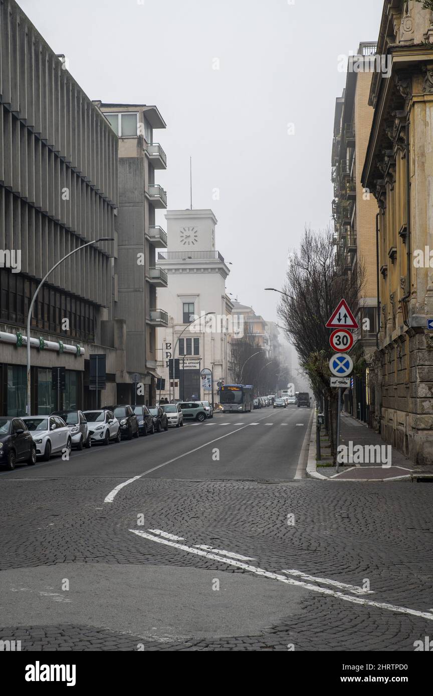 Primo piano di via terni di Cesare Battisti e camera di commercio con nebbia Foto Stock