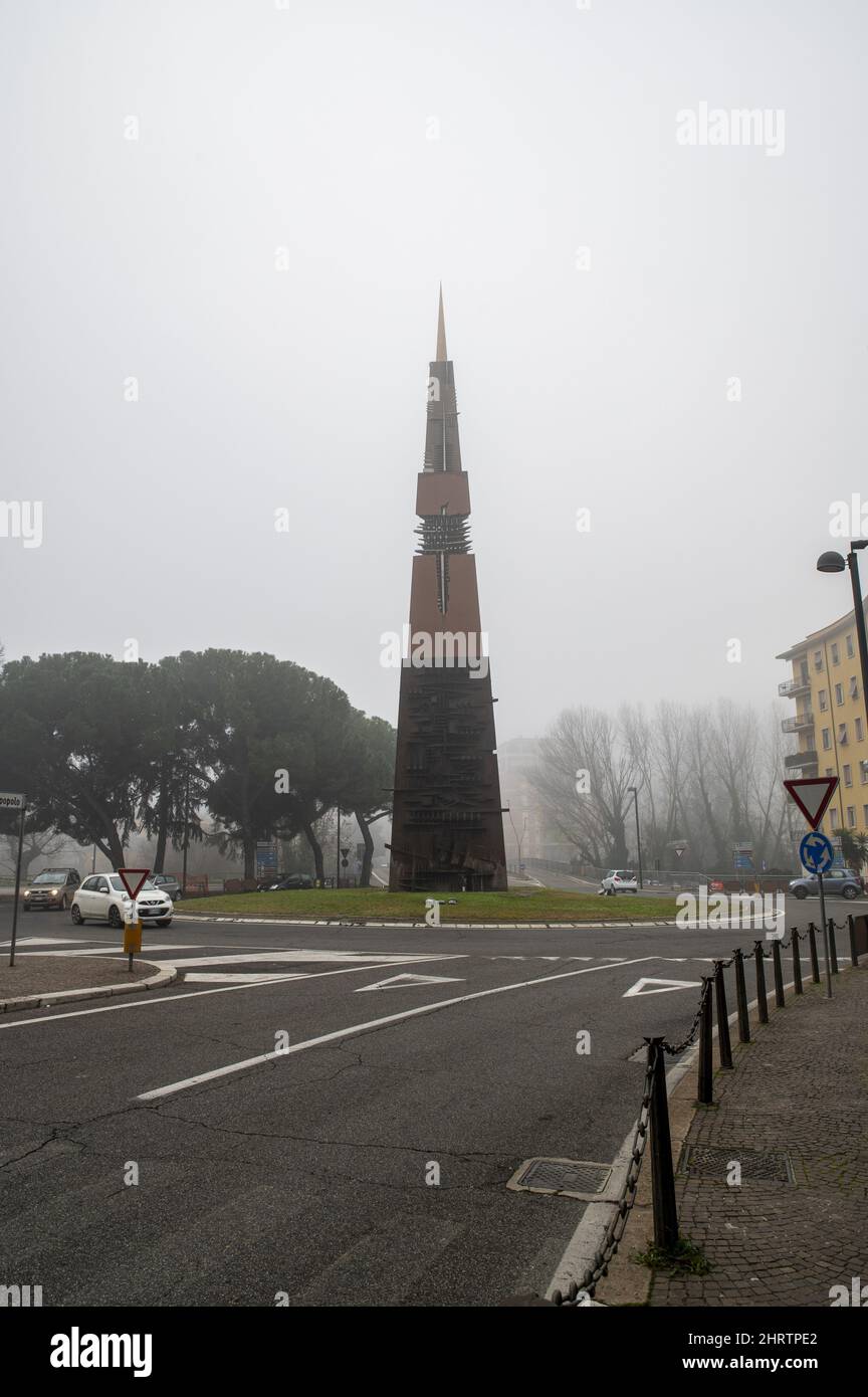 Primo piano di via terni di Cesare Battisti e camera di commercio con nebbia Foto Stock