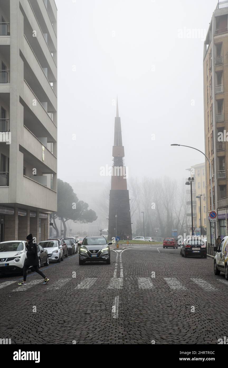 Primo piano di via terni di Cesare Battisti e camera di commercio con nebbia Foto Stock