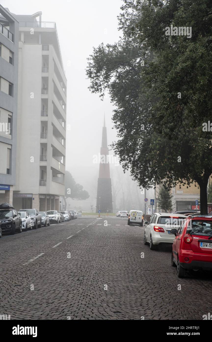 Primo piano di via terni di Cesare Battisti e camera di commercio con nebbia Foto Stock
