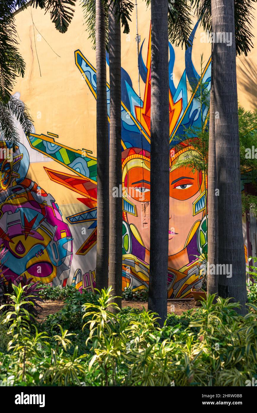 Arte di strada colorata tra tronchi di palme vicino Haji Lane a Singapore. Foto Stock