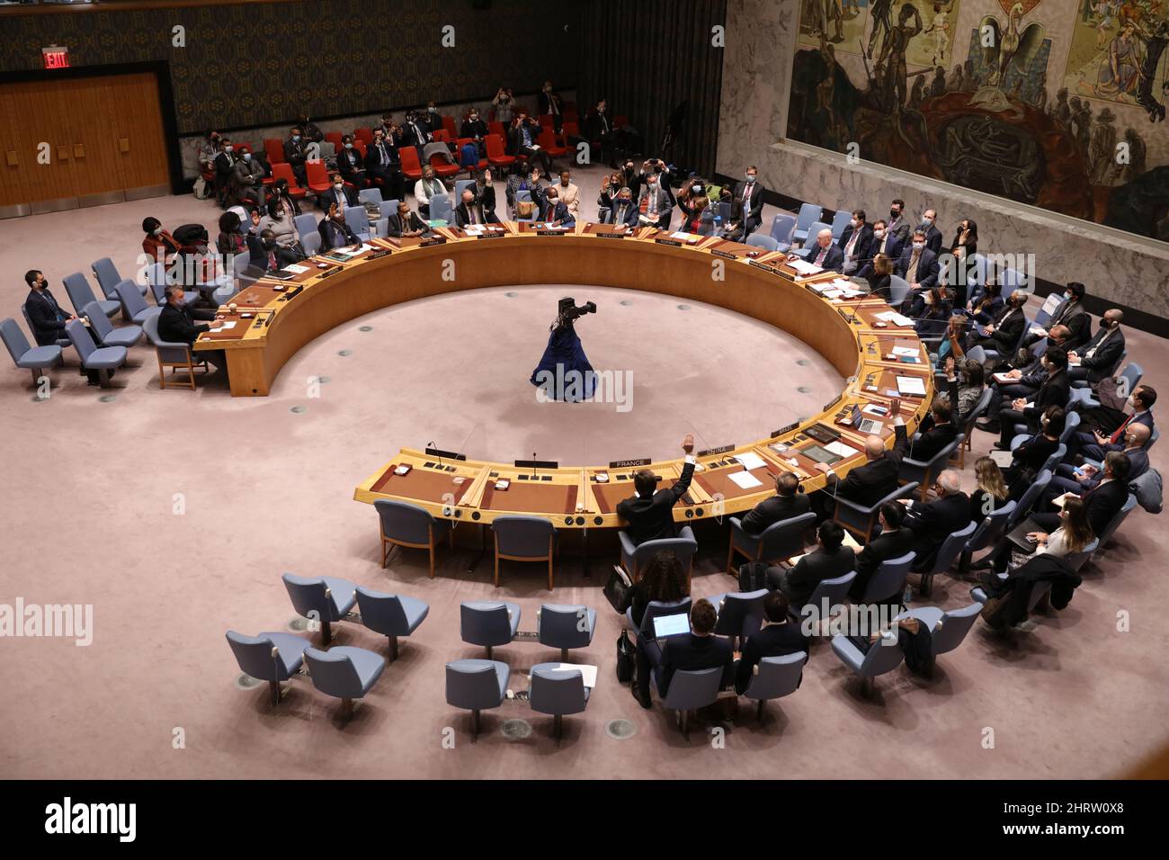 Nazioni Unite. 25th Feb 2022. Il Consiglio di sicurezza delle Nazioni Unite vota un progetto di risoluzione sull'Ucraina presso la sede delle Nazioni Unite a New York, il 25 febbraio 2022. Venerdì il Consiglio di sicurezza delle Nazioni Unite non ha adottato un progetto di risoluzione sull'Ucraina. Il progetto di risoluzione, proposto dagli Stati Uniti e dall'Albania, è stato respinto in quanto è stato veto dalla Russia, membro permanente. Qualsiasi voto negativo, noto come veto, da parte dei cinque membri permanenti del consiglio significa una risoluzione fallita. Credit: Xie e/Xinhua/Alamy Live News Credit: Xinhua/Alamy Live News Foto Stock