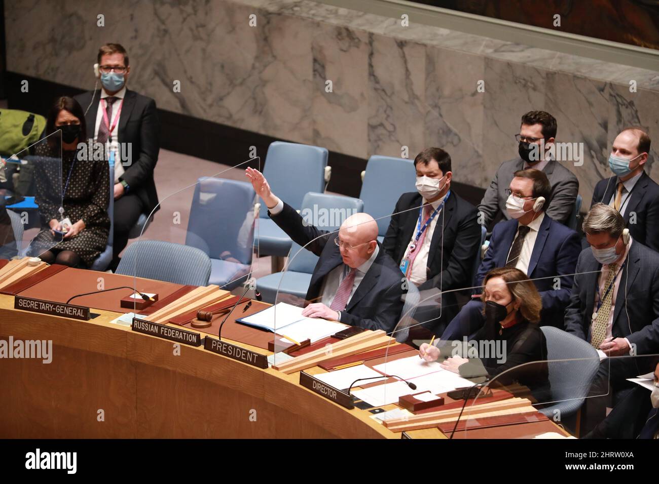 (220226) -- NAZIONI UNITE, 26 febbraio 2022 (Xinhua) -- Vassily Nebenzia (C, front), rappresentante permanente russo presso le Nazioni Unite, veti un progetto di risoluzione del Consiglio di sicurezza delle Nazioni Unite sull'Ucraina presso la sede delle Nazioni Unite a New York, il 25 febbraio 2022. Venerdì il Consiglio di sicurezza delle Nazioni Unite non ha adottato un progetto di risoluzione sull'Ucraina. Il progetto di risoluzione, proposto dagli Stati Uniti e dall'Albania, è stato respinto in quanto è stato veto dalla Russia, membro permanente. Qualsiasi voto negativo, noto come veto, da parte dei cinque membri permanenti del consiglio significa una risoluzione fallita. (Xinhua/Xie e) Credit: Xinhua/Alamy Liv Foto Stock