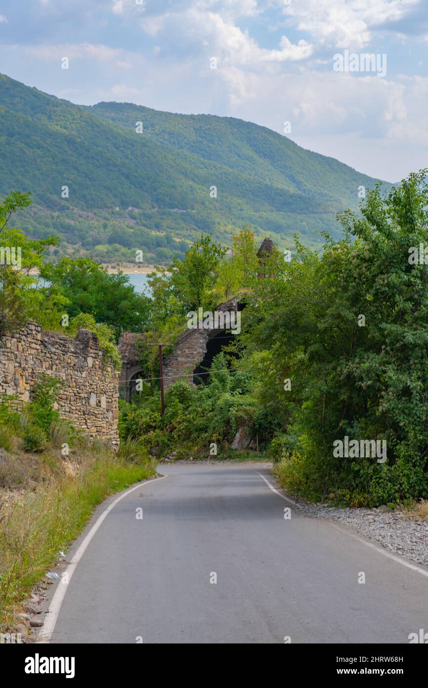 una strada a corsia unica tra la fortezza Foto Stock