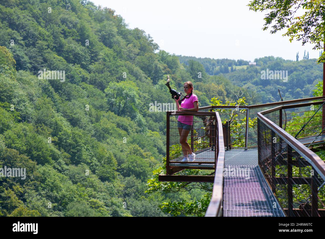 Uno sul ponte di osservazione nel canyon di Okatse in Georgia Foto Stock