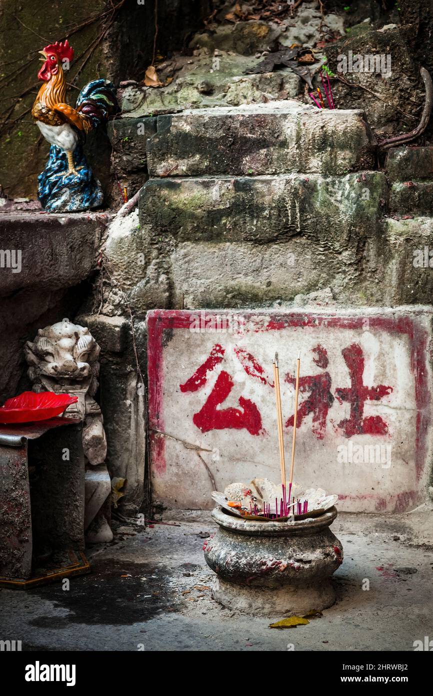 Un santuario, censura e statuine di leone e gallo al Tempio di Hung Shing a WAN Chai, Isola di Hong Kong Foto Stock