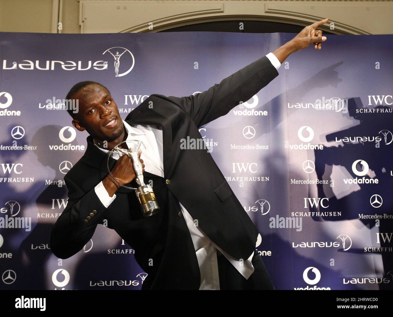 Medaglia d'oro olimpica Usain Bolt. Della Giamaica, pone per una fotografia a Toronto dopo aver vinto il premio 2009 Laureus World Sportsman of the Year Award mercoledì 10 giugno 2009. (AP Photo/The Canadian Press, Nathan Denette) Foto Stock