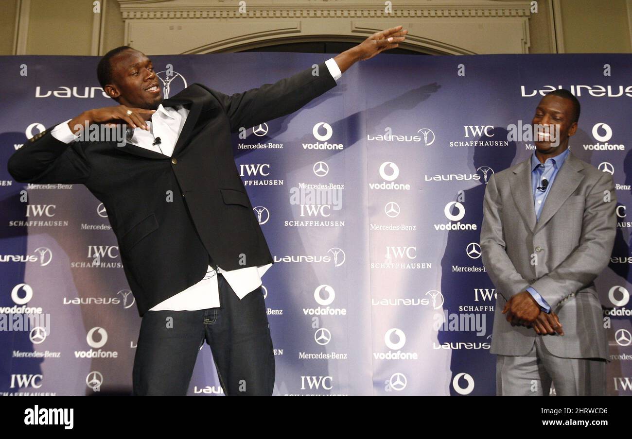 Medaglia d'oro olimpica Usain Bolt, a sinistra, dalla Giamaica, e Michael Johnson, a destra, Joke intorno sul palco a Toronto dopo Bolt è stato premiato il 2009 Laureus World Sportsman of the Year Award mercoledì 10 giugno 2009. (AP Photo/The Canadian Press, Nathan Denette) Foto Stock